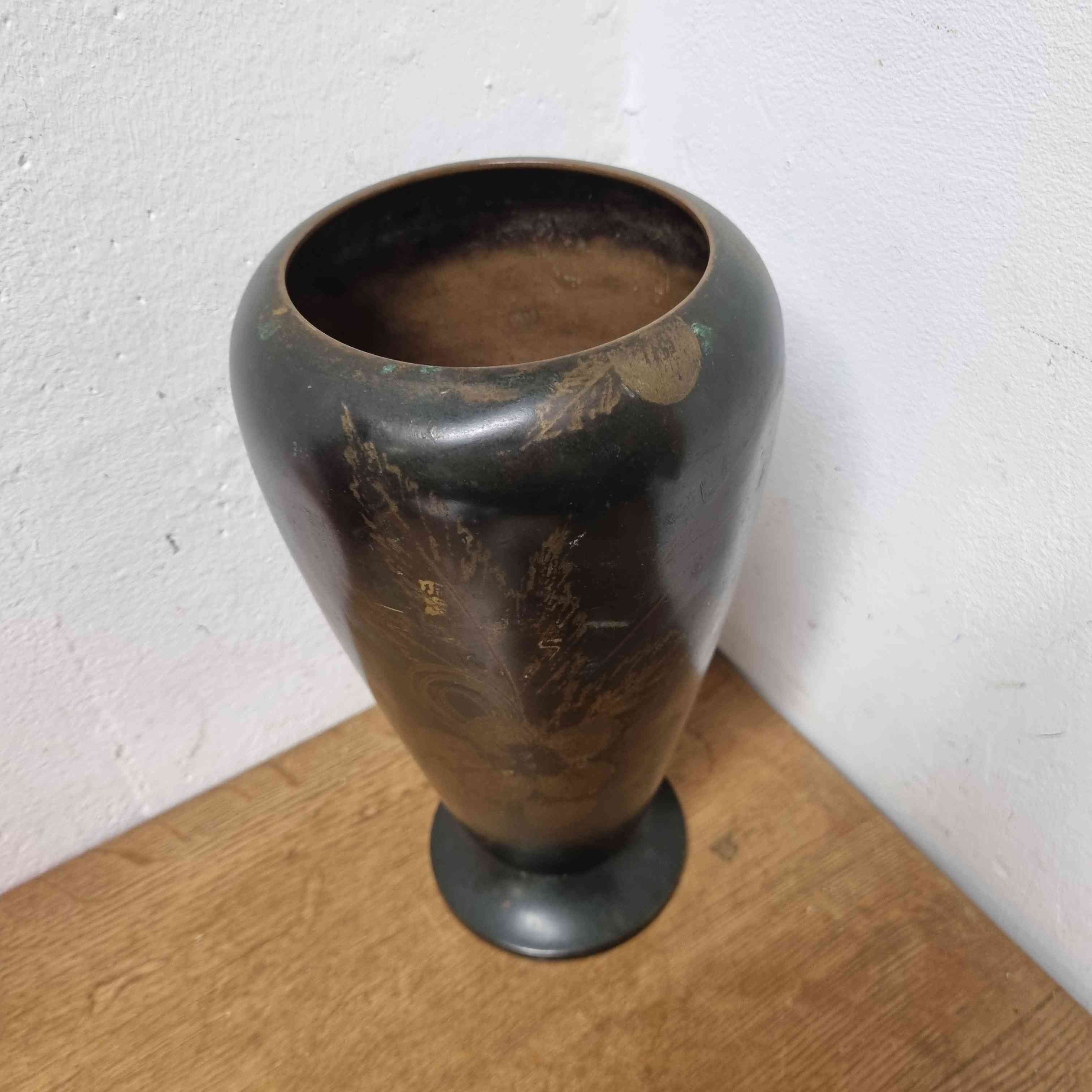Kovová váza s leptaným florálním dekorem – Art Deco, WMF - pohled 1